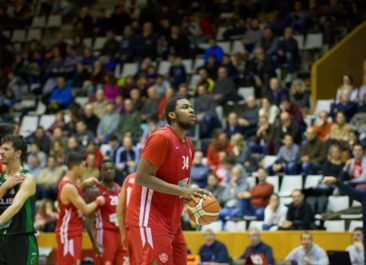 Andre Berry tuo kokoa Korihaiden korin alle